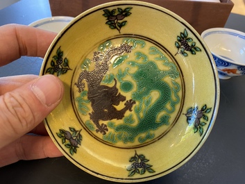 Une paire de tasses en porcelaine de Chine en bleu, blanc et rouge de fer et une coupe aux dragons, marque et &eacute;poque de Guangxu