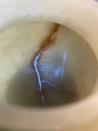 Een Chinese theepot in lichte celadon jade, Qing