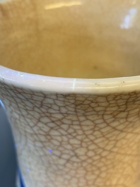 Een Chinese blauw-witte vaas met craquel&eacute; fond, Kangxi