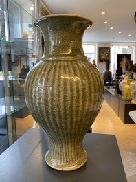 Een Chinese geribde Longquan celadon vaas, Ming
