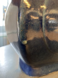 Een Chinese monochrome blauwe 'fanghu' vaas, Guangxu merk en periode