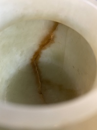 Een Chinese theepot in lichte celadon jade, Qing