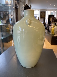 Un vase en porcelaine de Chine c&eacute;ladon monochrome, marque de Qianlong, 19/20&egrave;me