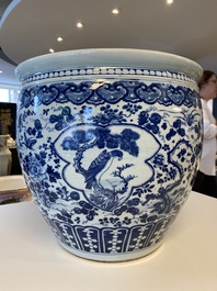 Een grote Chinese blauw-witte viskom met een arend en eksters, 19e eeuw
