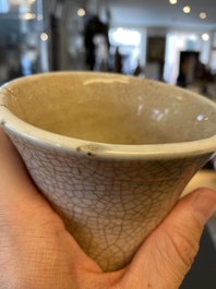 Een Chinese blauw-witte vaas met craquel&eacute; fond, Kangxi