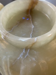 Een Chinese theepot in lichte celadon jade, Qing