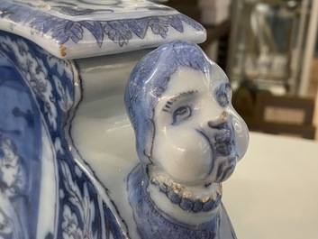 Une paire de supports de bougeoirs en fa&iuml;ence de Delft en bleu et blanc, fin du 17&egrave;me