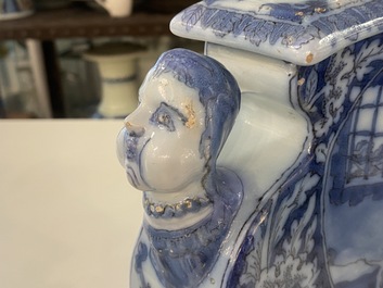 Une paire de supports de bougeoirs en fa&iuml;ence de Delft en bleu et blanc, fin du 17&egrave;me