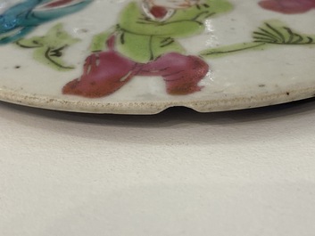 Twee Chinese famille rose dekselpotten met 'lentefestival' decor, 19e eeuw