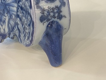 Une paire de supports de bougeoirs en fa&iuml;ence de Delft en bleu et blanc, fin du 17&egrave;me