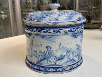 Une bo&icirc;te couverte en fa&iuml;ence de Delft en bleu et blanc, 1&egrave;re moiti&eacute; du 18&egrave;me