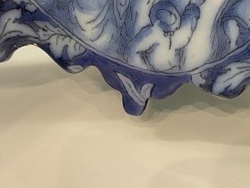 Une paire de supports de bougeoirs en fa&iuml;ence de Delft en bleu et blanc, fin du 17&egrave;me