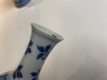 Une paire de vases de forme bouteille en fa&iuml;ence de Delft en bleu et blanc, fin du 17&egrave;me