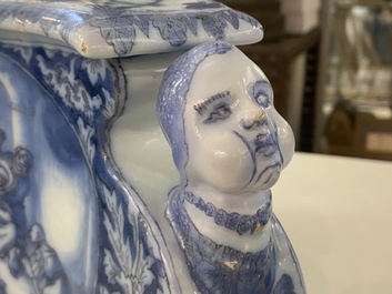 Une paire de supports de bougeoirs en fa&iuml;ence de Delft en bleu et blanc, fin du 17&egrave;me