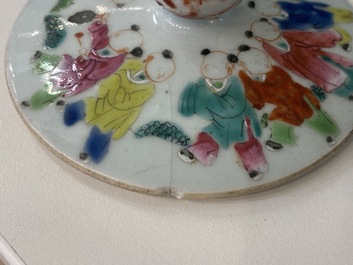 Twee Chinese famille rose dekselpotten met 'lentefestival' decor, 19e eeuw