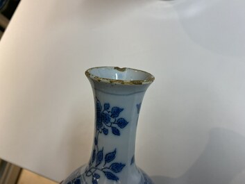 Une paire de vases de forme bouteille en fa&iuml;ence de Delft en bleu et blanc, fin du 17&egrave;me