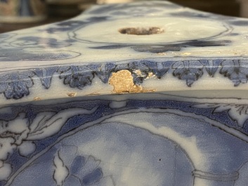 Une paire de supports de bougeoirs en fa&iuml;ence de Delft en bleu et blanc, fin du 17&egrave;me