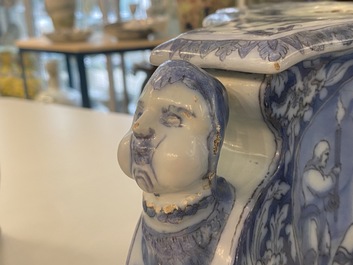 Une paire de supports de bougeoirs en fa&iuml;ence de Delft en bleu et blanc, fin du 17&egrave;me
