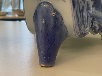Une paire de supports de bougeoirs en fa&iuml;ence de Delft en bleu et blanc, fin du 17&egrave;me