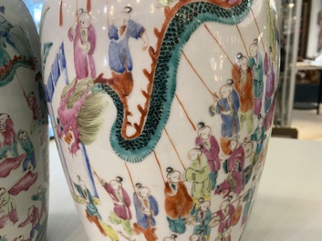 Twee Chinese famille rose dekselpotten met 'lentefestival' decor, 19e eeuw