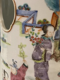 Een paar opengewerkte Chinese famille rose hoedensteunen, Daoguang merk en periode