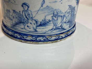 Une bo&icirc;te couverte en fa&iuml;ence de Delft en bleu et blanc, 1&egrave;re moiti&eacute; du 18&egrave;me