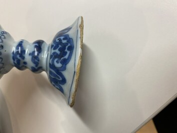 Un rare porte-perruque d'enfant en fa&iuml;ence de Delft en bleu et blanc &agrave; d&eacute;cor chinois, fin du 17&egrave;me