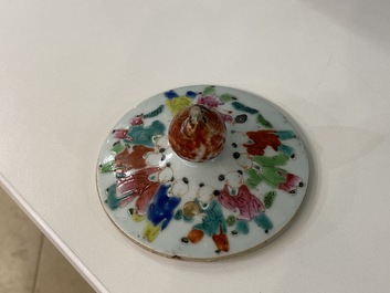 Twee Chinese famille rose dekselpotten met 'lentefestival' decor, 19e eeuw