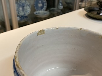 Une bo&icirc;te couverte en fa&iuml;ence de Delft en bleu et blanc, 1&egrave;re moiti&eacute; du 18&egrave;me