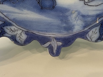 Une paire de supports de bougeoirs en fa&iuml;ence de Delft en bleu et blanc, fin du 17&egrave;me