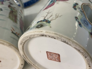 Een paar opengewerkte Chinese famille rose hoedensteunen, Daoguang merk en periode