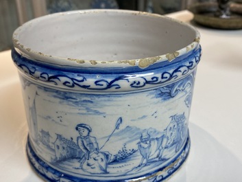 Une bo&icirc;te couverte en fa&iuml;ence de Delft en bleu et blanc, 1&egrave;re moiti&eacute; du 18&egrave;me