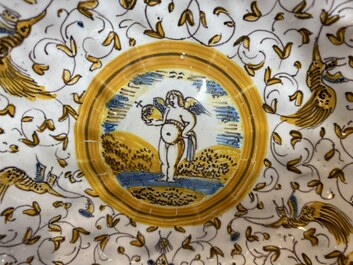 Une coupe polylob&eacute;e en fa&iuml;ence polychrome &agrave; d&eacute;cor d'un putto tenant un orbe entour&eacute; de grotesques, Willem Jansz. Verstraeten, Haarlem, 1645-1655