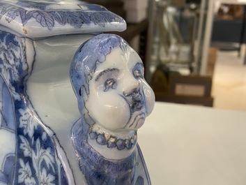 Une paire de supports de bougeoirs en fa&iuml;ence de Delft en bleu et blanc, fin du 17&egrave;me