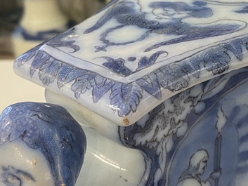 Une paire de supports de bougeoirs en fa&iuml;ence de Delft en bleu et blanc, fin du 17&egrave;me