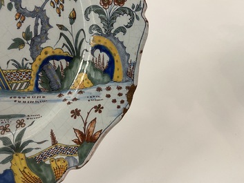 Un plat &agrave; bord contourn&eacute; en fa&iuml;ence polychrome de Rouen &agrave; d&eacute;cor pastoral, 1&egrave;re moiti&eacute; du 18&egrave;me
