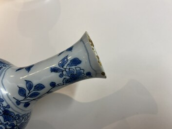 Une paire de vases de forme bouteille en fa&iuml;ence de Delft en bleu et blanc, fin du 17&egrave;me