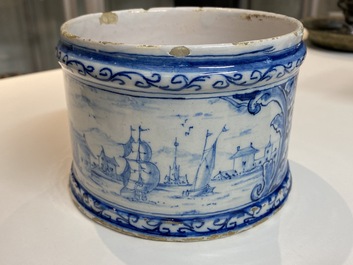 Une bo&icirc;te couverte en fa&iuml;ence de Delft en bleu et blanc, 1&egrave;re moiti&eacute; du 18&egrave;me