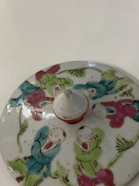 Twee Chinese famille rose dekselpotten met 'lentefestival' decor, 19e eeuw