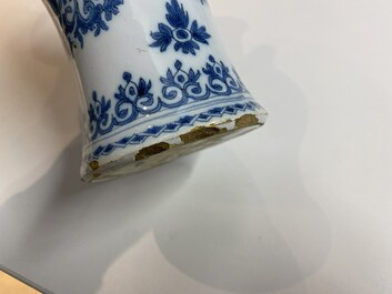 Une paire de vases de forme bouteille en fa&iuml;ence de Delft en bleu et blanc, fin du 17&egrave;me