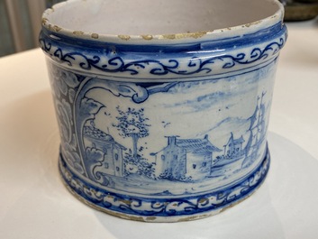 Une bo&icirc;te couverte en fa&iuml;ence de Delft en bleu et blanc, 1&egrave;re moiti&eacute; du 18&egrave;me