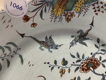 Un plat &agrave; bord contourn&eacute; en fa&iuml;ence polychrome de Rouen &agrave; d&eacute;cor pastoral, 1&egrave;re moiti&eacute; du 18&egrave;me