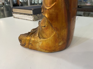 Une figure de Bouddha en bois laqu&eacute; et dor&eacute;, Chine, Ming