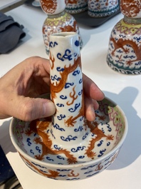 Een Chinese vijfdelige ijzerrode 'draken' garnituur, 19e eeuw