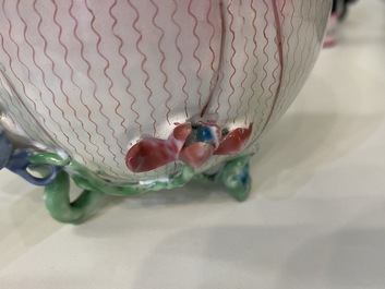 Une th&eacute;i&egrave;re couverte en forme de lotus en porcelaine de Chine famille rose, Yongzheng