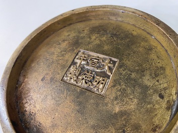 Un br&ucirc;le-parfum en bronze, marque de Xuande, Kangxi