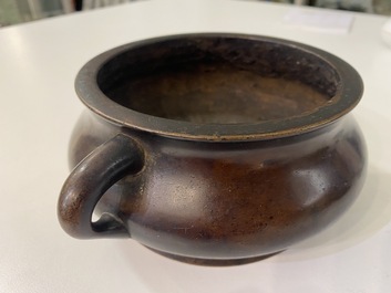 Un br&ucirc;le-parfum en bronze, marque de Xuande, Kangxi