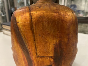 Une figure de Bouddha en bois laqu&eacute; et dor&eacute;, Chine, Ming