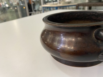 Un br&ucirc;le-parfum en bronze, marque de Xuande, Kangxi