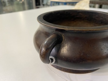 Un br&ucirc;le-parfum en bronze, marque de Xuande, Kangxi